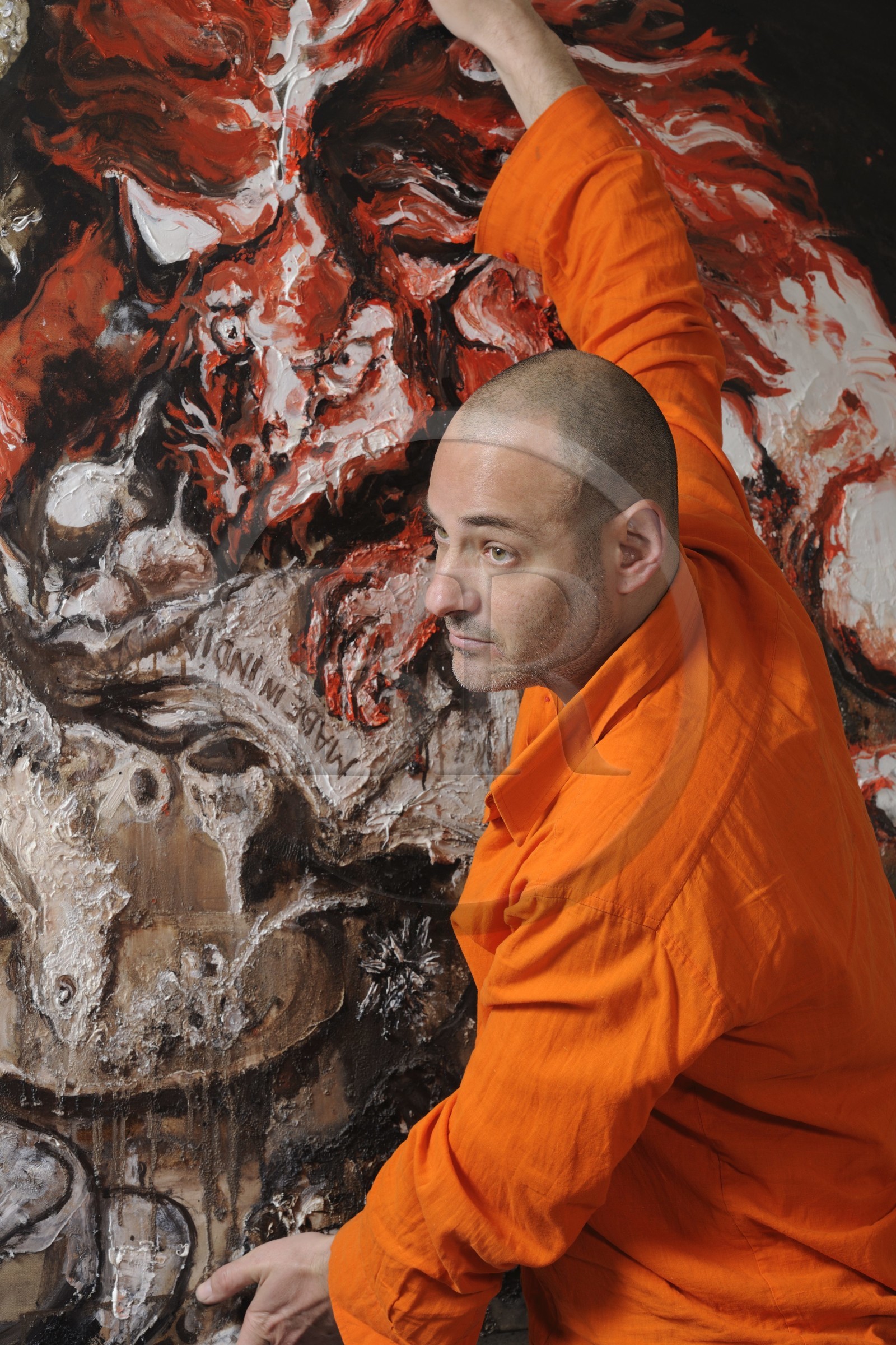 le peintre Fred Kleinberg dans son atelier parisien lors de la préparation de l'exposition Baroque Flesh