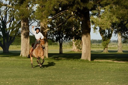 Argentine, province de Buenos Aires, San Antonio de Areco, estancia La Bamba de Areco, gaucho faisant une démonstration de l'usage des bolas (ou boleadoras) destinées à capturer les animaux en entravant leurs pattes