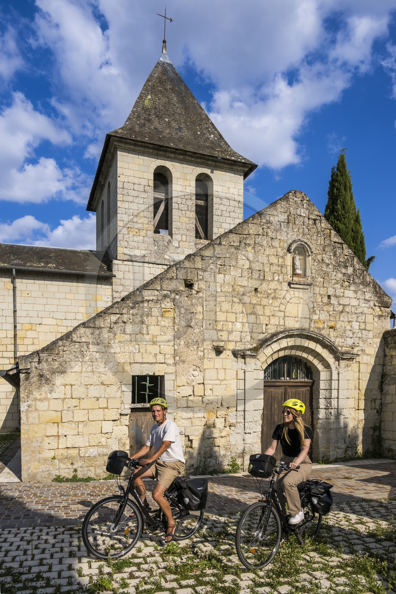 France, Maine-et-Loire (49), vallée de la Loire classée au Patrimoine Mondial par l'UNESCO, Saumur, randonnée à bicyclette sur les berges de la Loire, église de Saint Hilaire