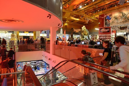 Etats-Unis, New York, Manhattan, Times Square, magasin de jouets ToysRUs et son dinosaure