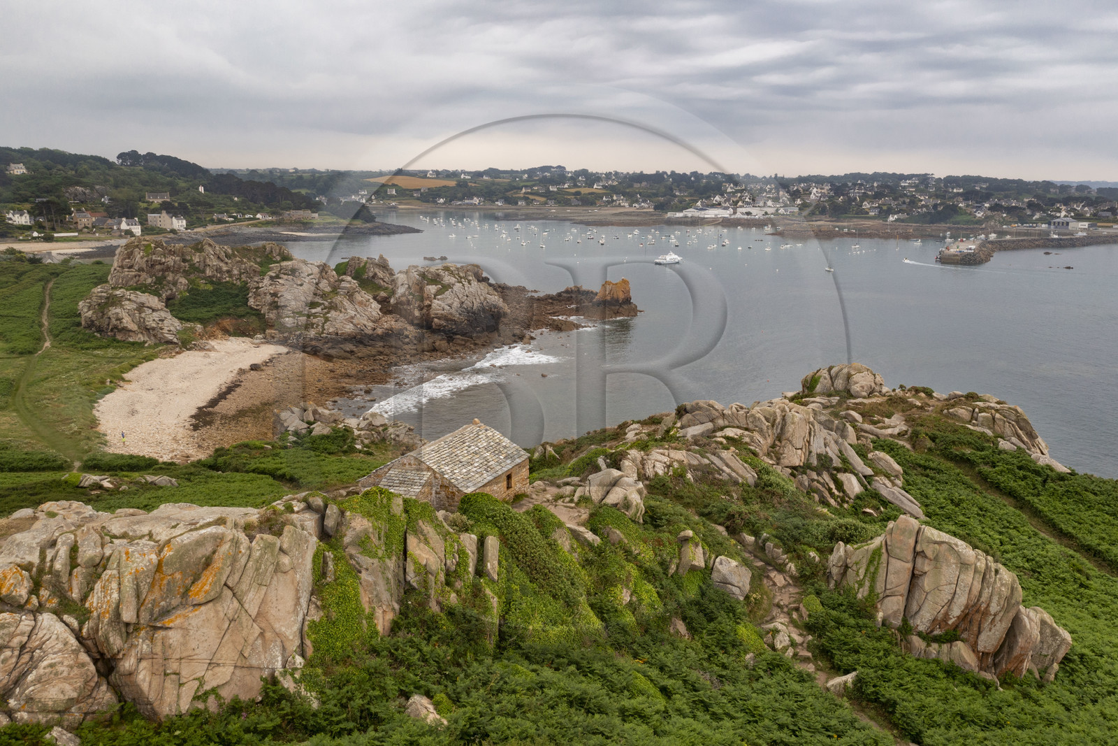 France, Finistère (29), Plougasnou, Primel-Trégastel, la Pointe de Primel à l'extrémité de la Baie de Morlaix et la maison du douanier sur le GR34 (vue aérienne)
