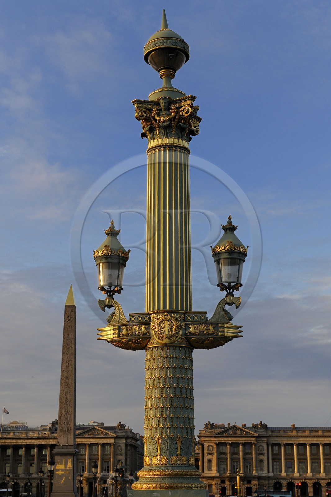 France, Paris (75), colonne rostrale en fonte de la place de la Concorde dessinée par l'architecte Jacques-Ignace Hittorff en 1837