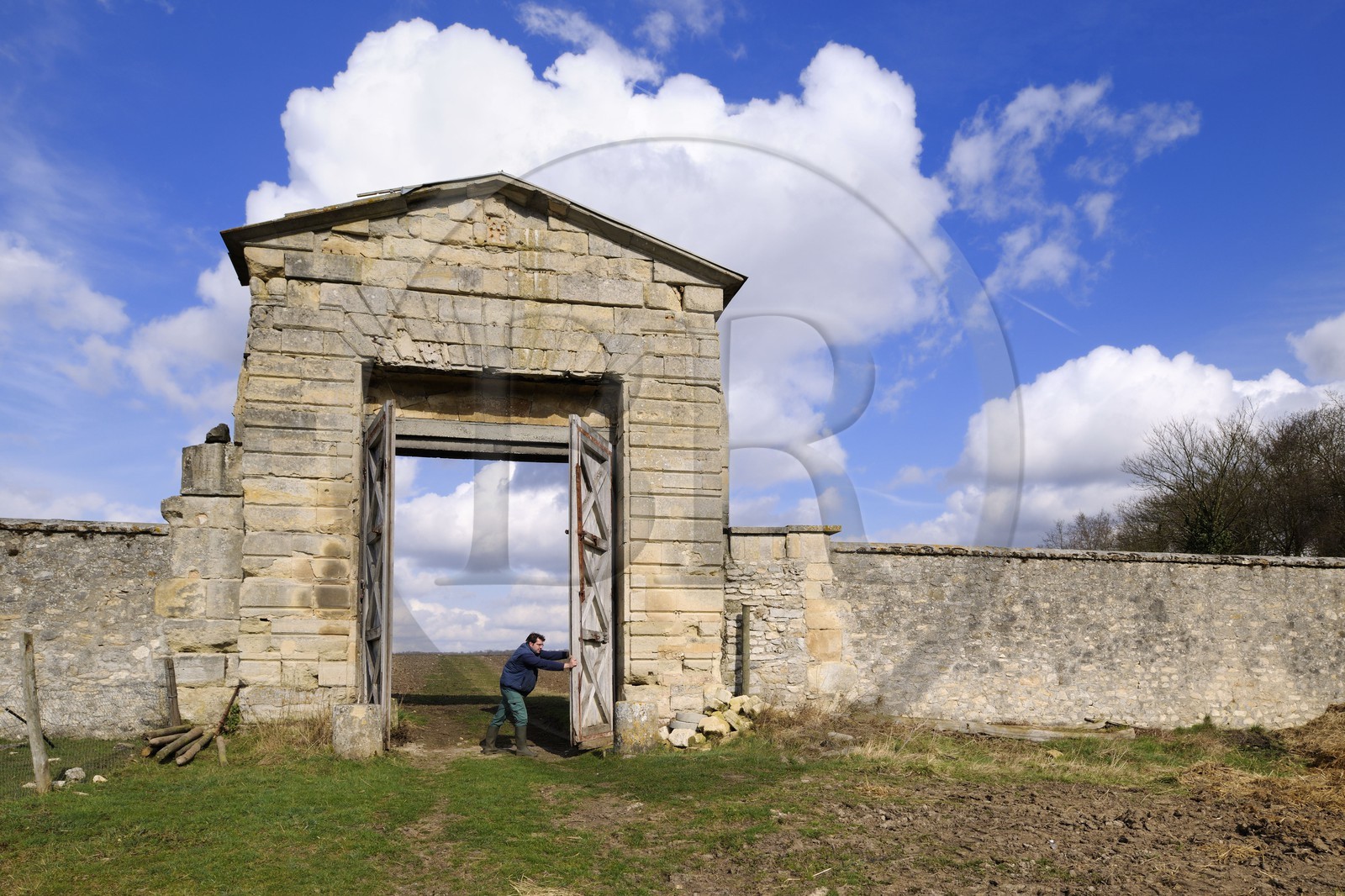 France, Yvelines (78), Saint-Cyr-l'Ecole, Porte de Maintenon sur le Domaine de Versailles, ferme de Gally (potager en libre-service)