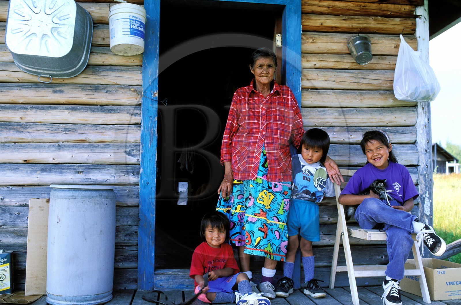 Canada, province de Québec, Réserve faunique de la Vérendrye, Grand Lac Victoria, enfants algonquins avec leur grand-mère