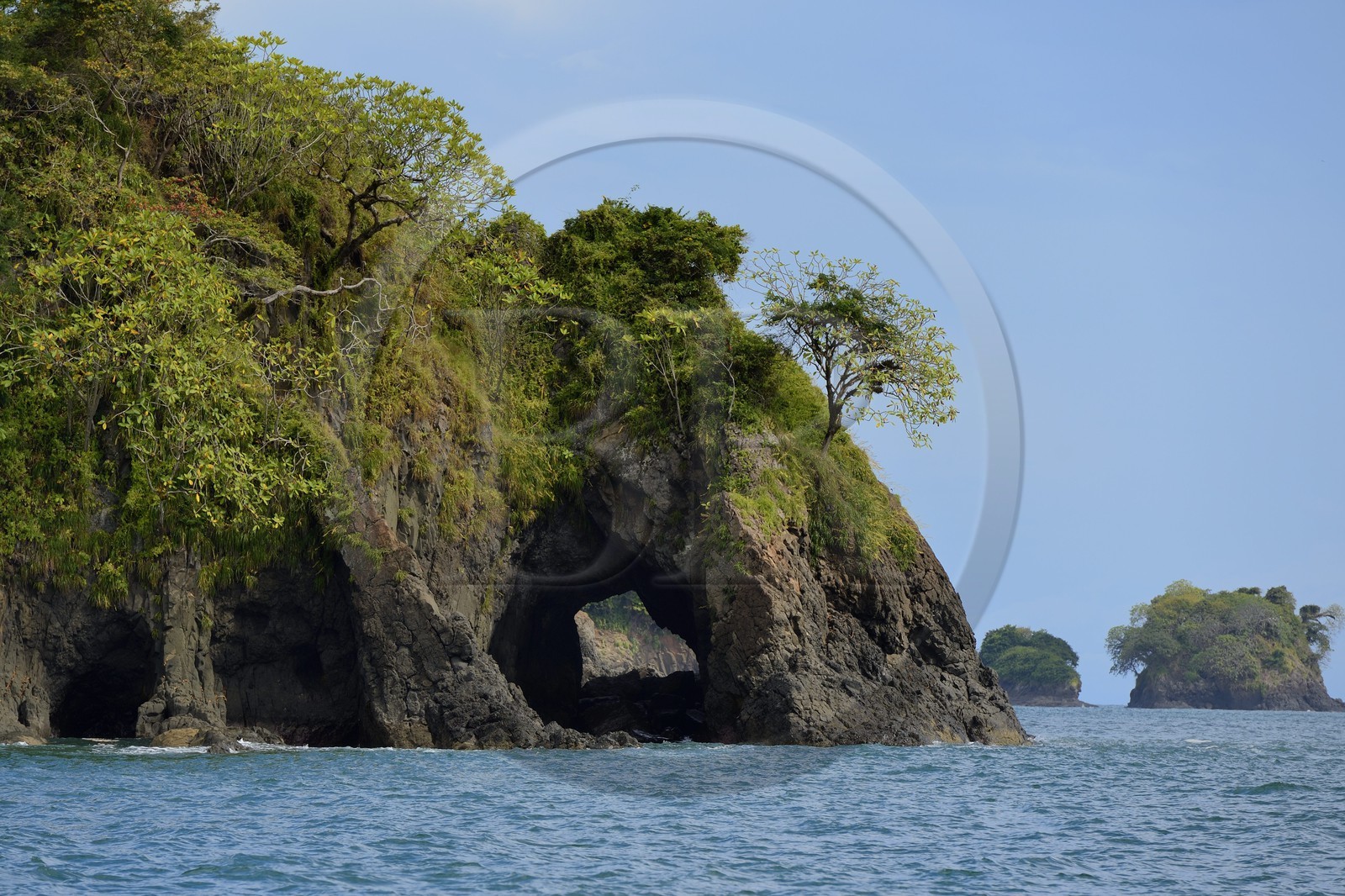 Panama, province de Chiriqui, Parc national marin du Golfe de Chiriqui, grotte de la côte vers Boca Chica
