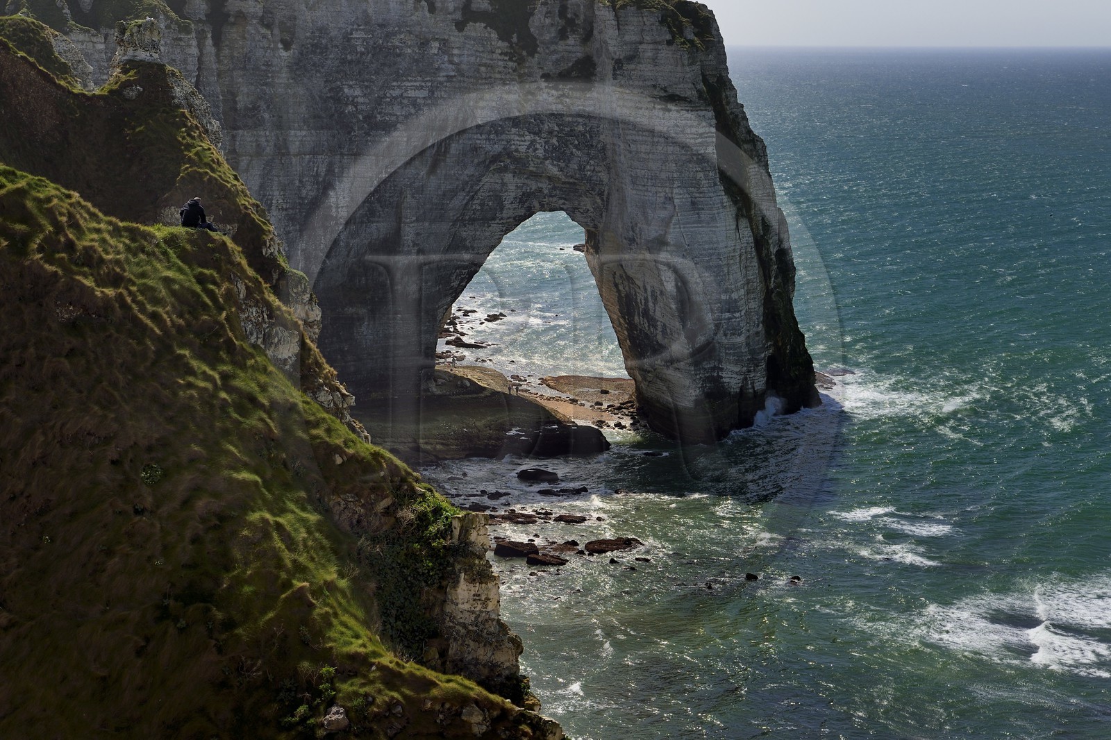 France, Seine-Maritime (76), Pays de Caux, Côte d'Albâtre, Etretat, la Manneporte vue depuis la falaise d'Aval
