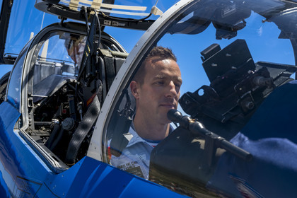 France, Bouches-du-Rhône (13), Salon-de-Provence, base aerienne 701, base de la Patrouille de France (PAF pour Patrouille acrobatique de France) de l'Armée de l'air et de l'espace française, le pilote, le capitaine Cédric Queyranne, termine de se préparer dans son cockpit aux côtés de l'adjudant Nicolas Renard, son mécanicien, pour un vol à bord de son avion Alphajet