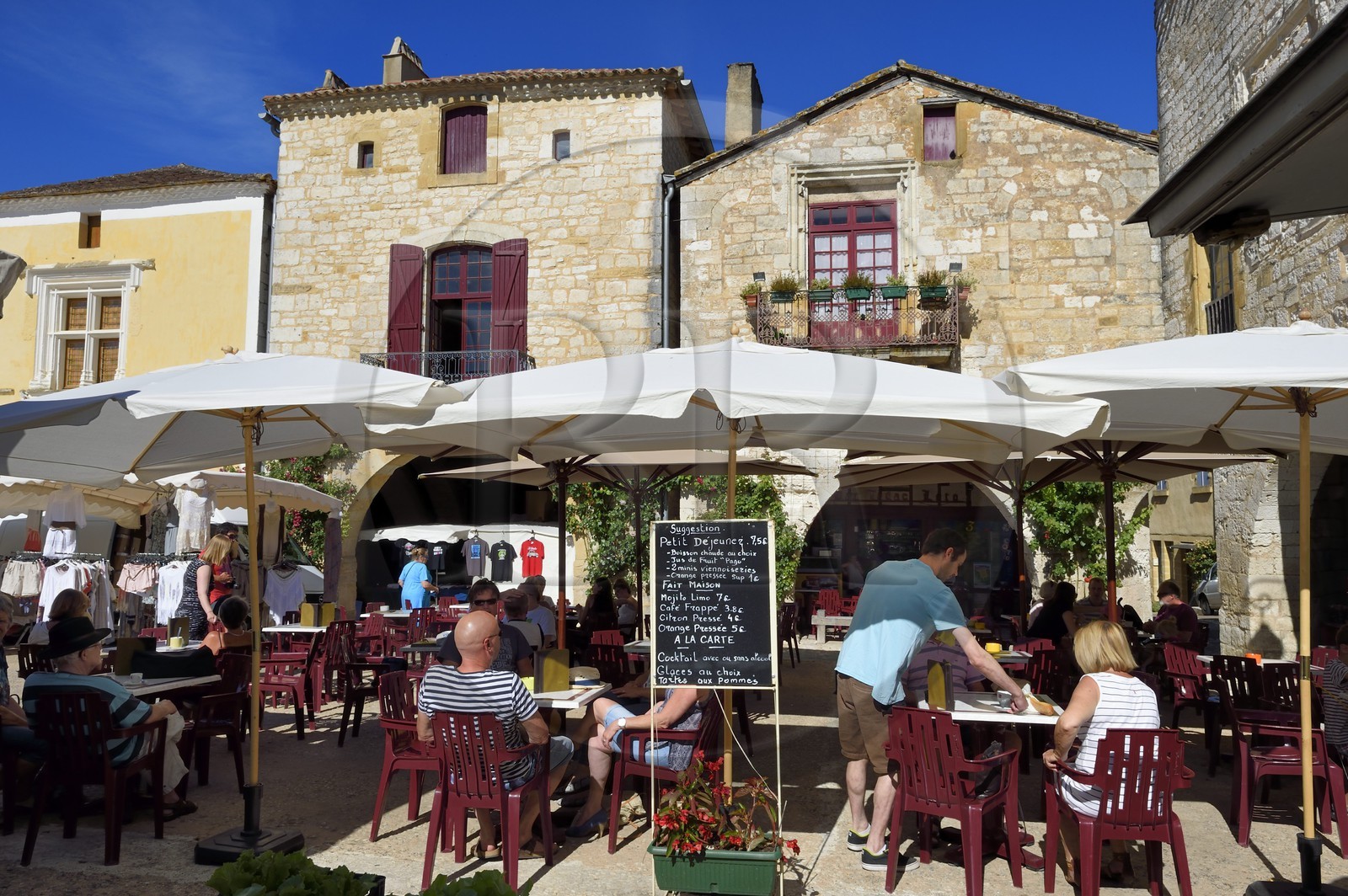 France, Dordogne (24), Périgord Pourpre, Monpazier, labellisé Les Plus Beaux Villages de France, jour de marché sur la place des Cornières au coeur du village
