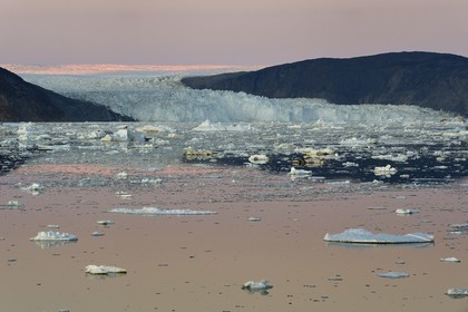 Groenland, cote ouest, baie de Disko, baie de Quervain, le glacier Eqip Sermia (glacier Eqi) au crépuscule et la calotte glaciaire en arrière plan