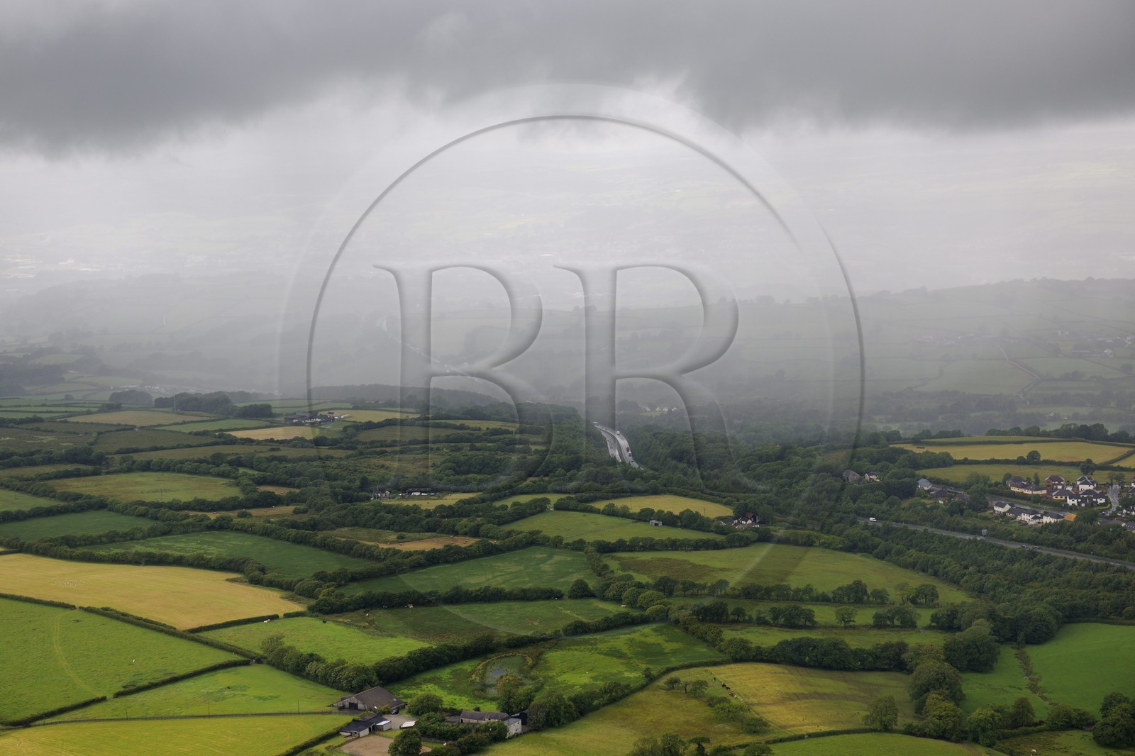 Royaume-Uni, Angleterre, Pays de Galles, rideau de pluie sur le Carmarthenshire (vue aérienne)