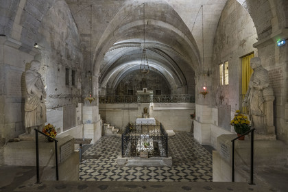 France, Gard (30), Saint-Gilles du Gard, église abbatiale de Saint-Gilles du XIIème-XIIIème siècle, classée Patrimoine Mondial de l'UNESCO au titre des chemins de Saint-Jacques de Compostelle en France, crypte ou église basse abritant le tombeau de Saint Gilles