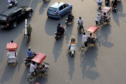 Vietnam, Hanoï, vieille ville, intense circulation sur le rond point au nord du lac Hoan Kiem appelé lac de l'épée restituée depuis le Legends Beer