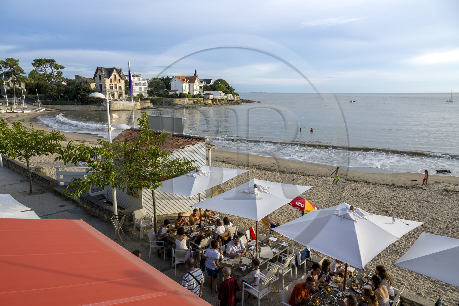 France, Charente-Maritime (17), région de Royan, Saint-Palais-sur-Mer, la plage du Bureau dans la conche de Saint-Palais, le restaurant Chez Bob les pieds dans l'eau