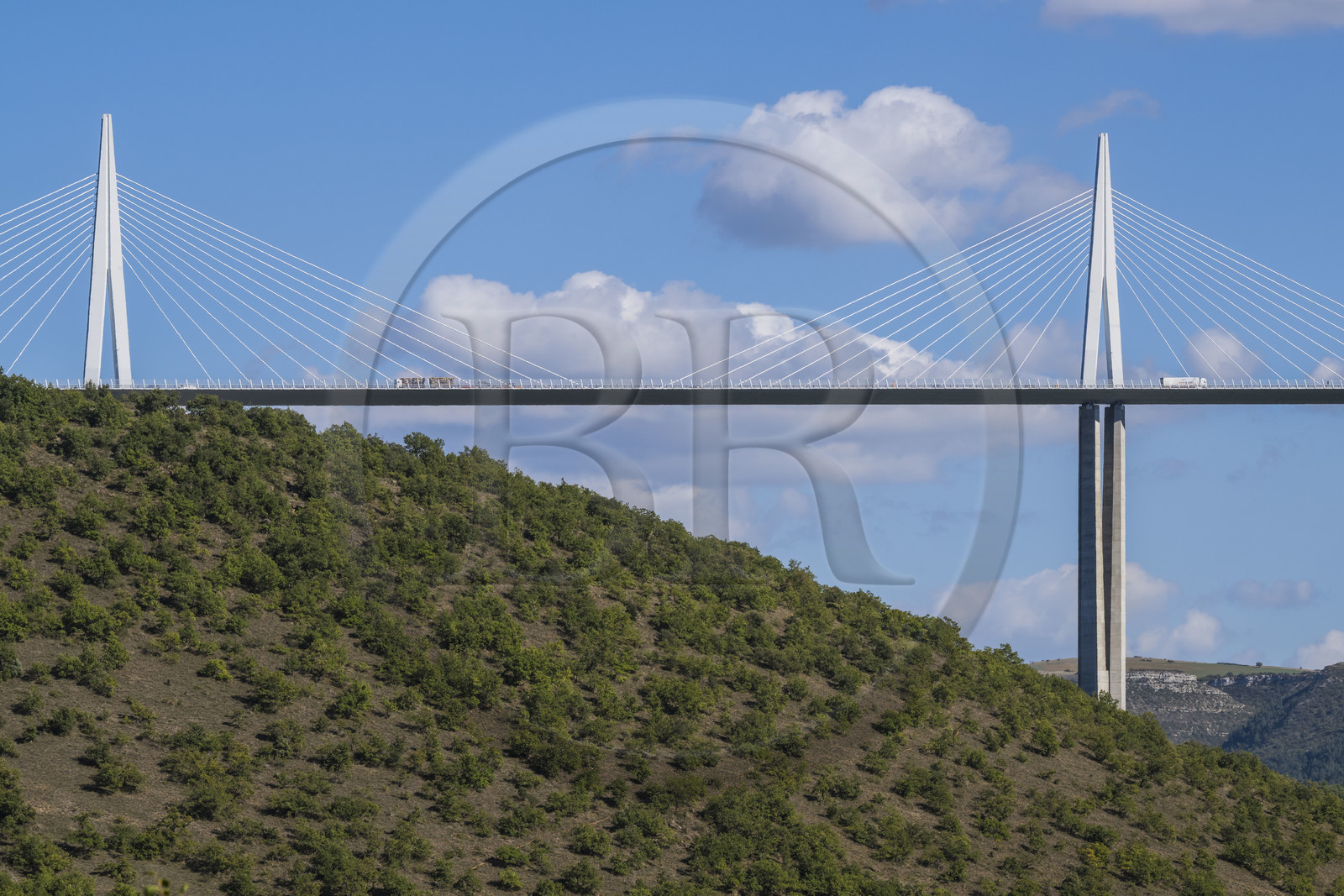 France, Aveyron (12), parc naturel régional des Grands Causses, Peyre, le viaduc de Millau des architectes Michel Virlogeux et Norman Foster, au dessus du Tarn