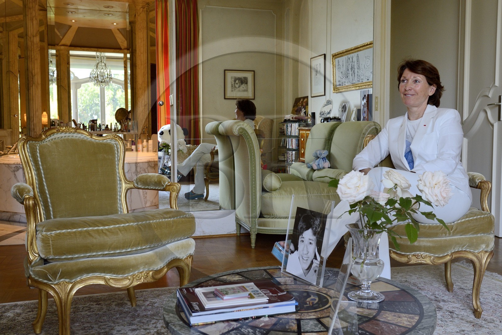 France, Alpes-Maritimes (06), Cannes, la villa La Californie où vécu Pablo Picasso, aujourd'hui renommé le Pavillon de Flore par Marina Picasso, Marina Picasso petite fille de Picasso dans sa chambre à coucher