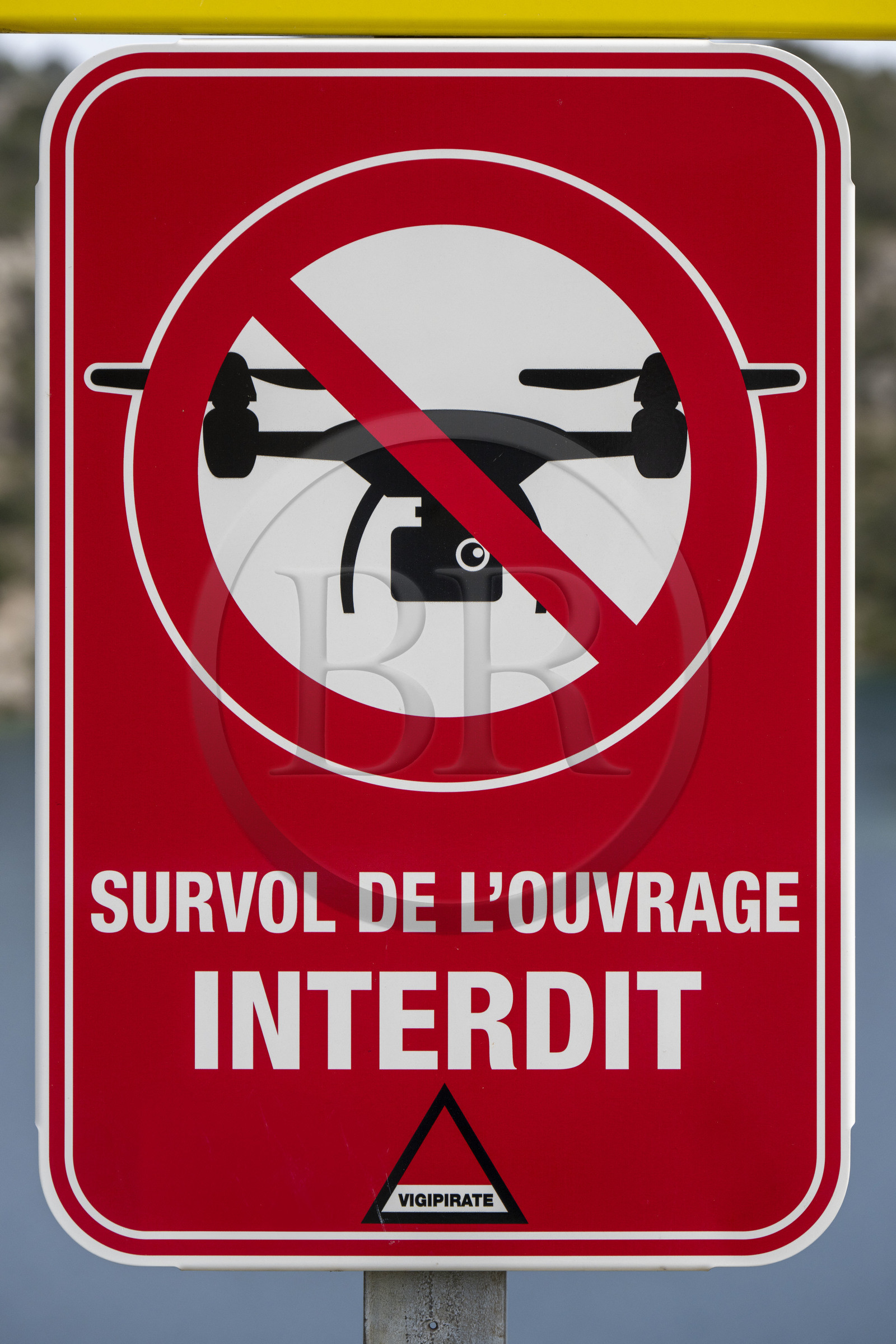 France, Alpes-de-Haute-Provence (04), Parc Naturel Régional du Verdon, barrage de Gréoux, panneau interdisant l'usage et le survol en drone