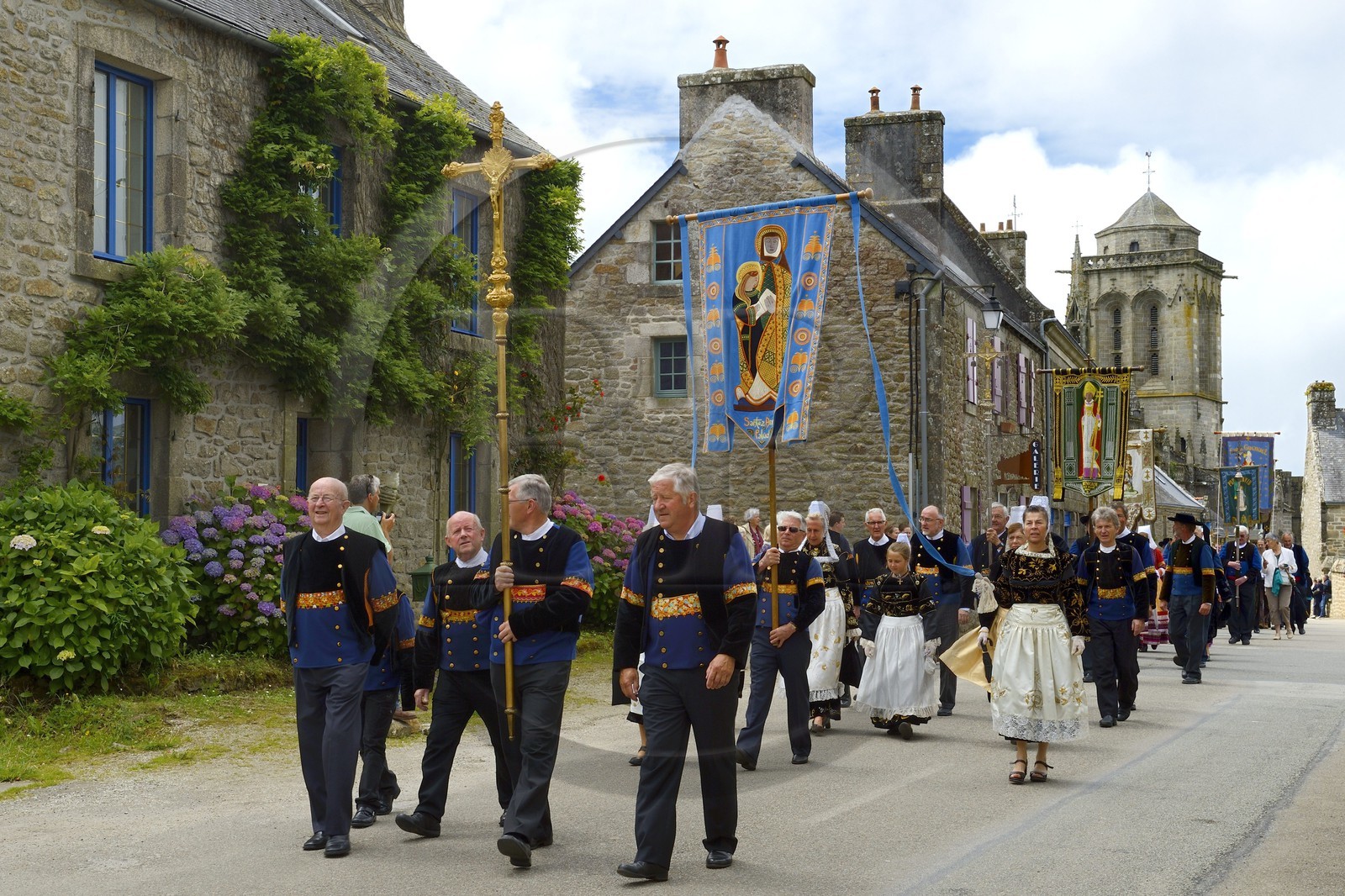 France, Finistère (29), Locronan, labellisé Les Plus Beaux Villages de France, procession de la petite Troménie, en arrière plan l'église Saint Ronan