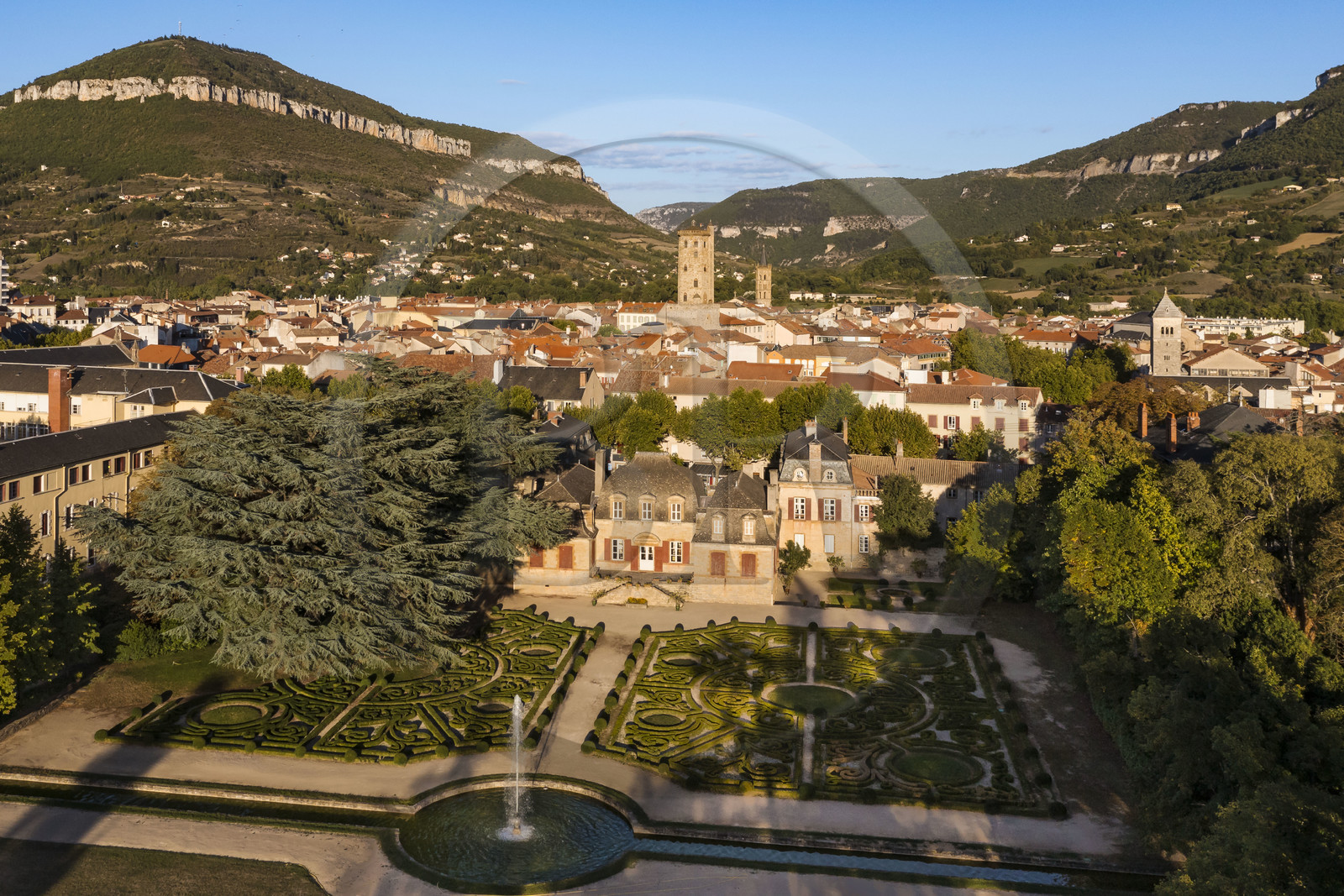 France, Aveyron (12), l'Hotel particulier de Sambucy De Sorgues et ses jardins à la française, le beffroi dans le coeur de ville et le Puncho d'Agast en arrière plan (vue aérienne)