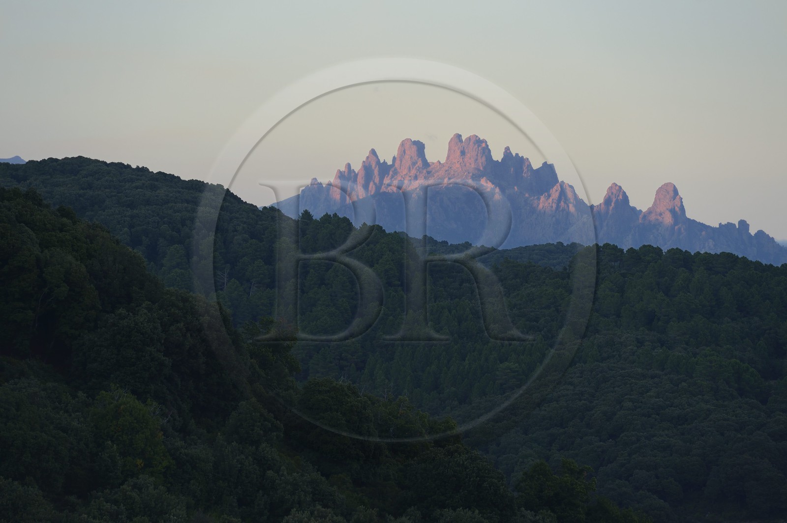 France, Corse-du-Sud (2A), Alta Rocca, les Aiguilles de Bavella au coucher de soleil