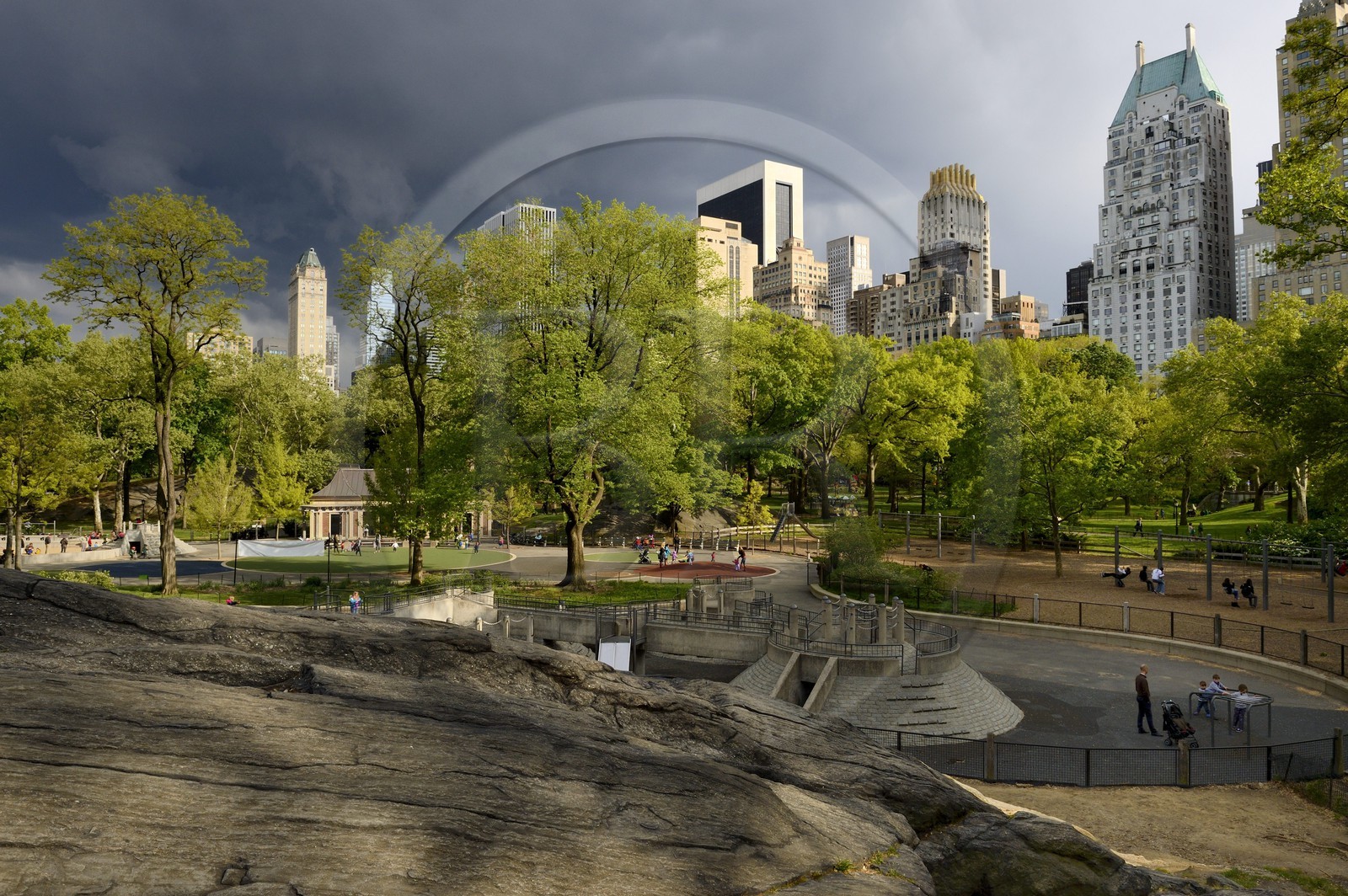 Etats-Unis, New York, Manhattan, Central Park, aire de jeux et immeubles sur Central Park Sud