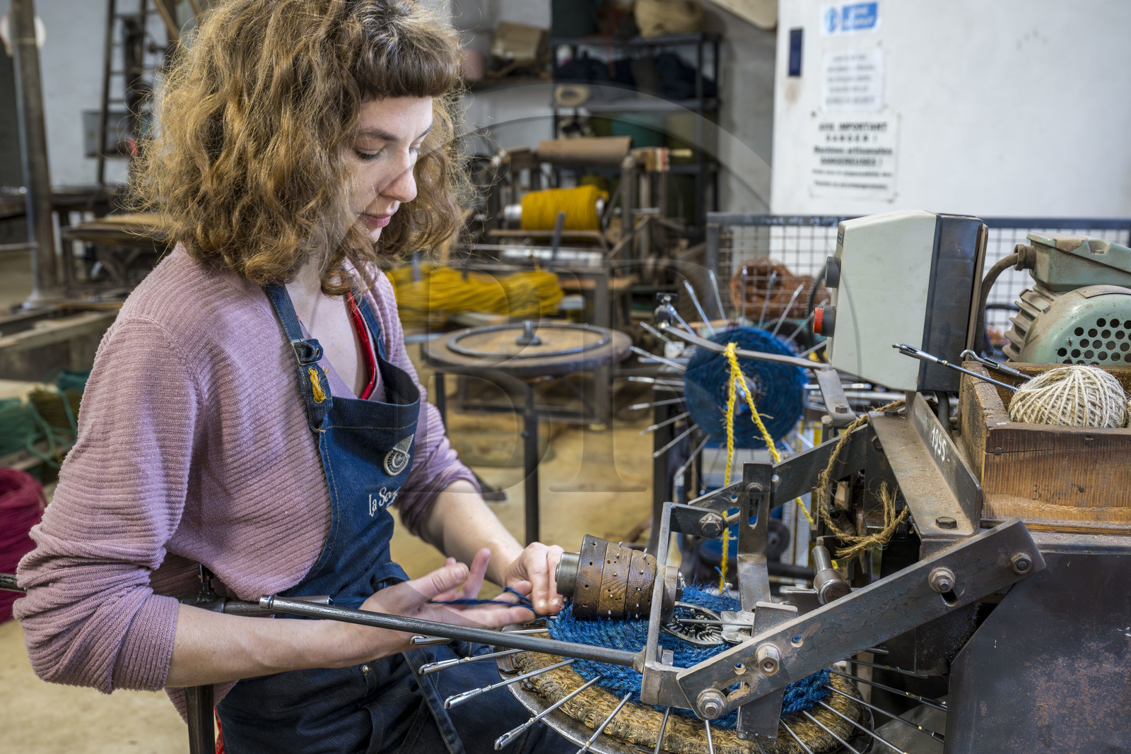 France, Drôme (26), Drôme provençale, Nyons, La Scourtinerie, dernière manufacture de scourtins de Provence, filtres traditionnels utilisés dans la fabrication de l'huile d'olive mais conçus aussi aujourd'hui comme objets de décoration en fibre de coco, fabrication de scourtins dans leur atelier sur des appareils à tisser circulaires faits sur mesure