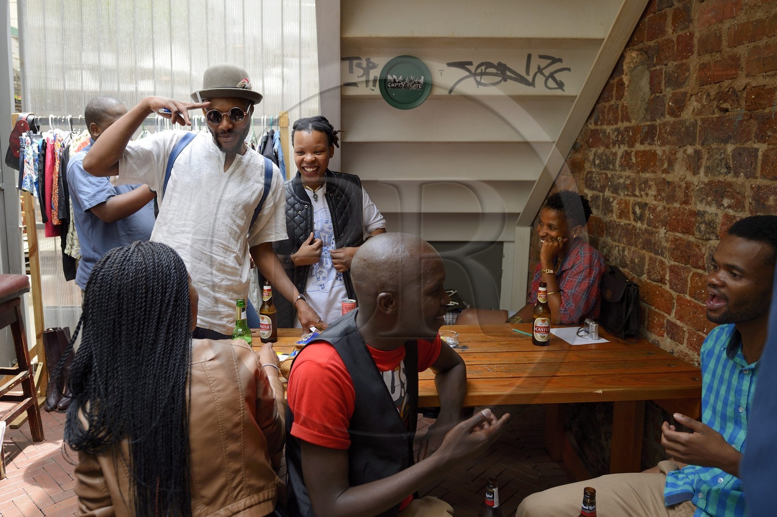 Afrique du Sud, province de Gauteng, Johannesburg, quartier de Braamfontein, Kitchener Carvery Bar et boutique à la mode à l'angle de Juta et De Beer street,  le coin de Jeez Babe dans la cour arrière