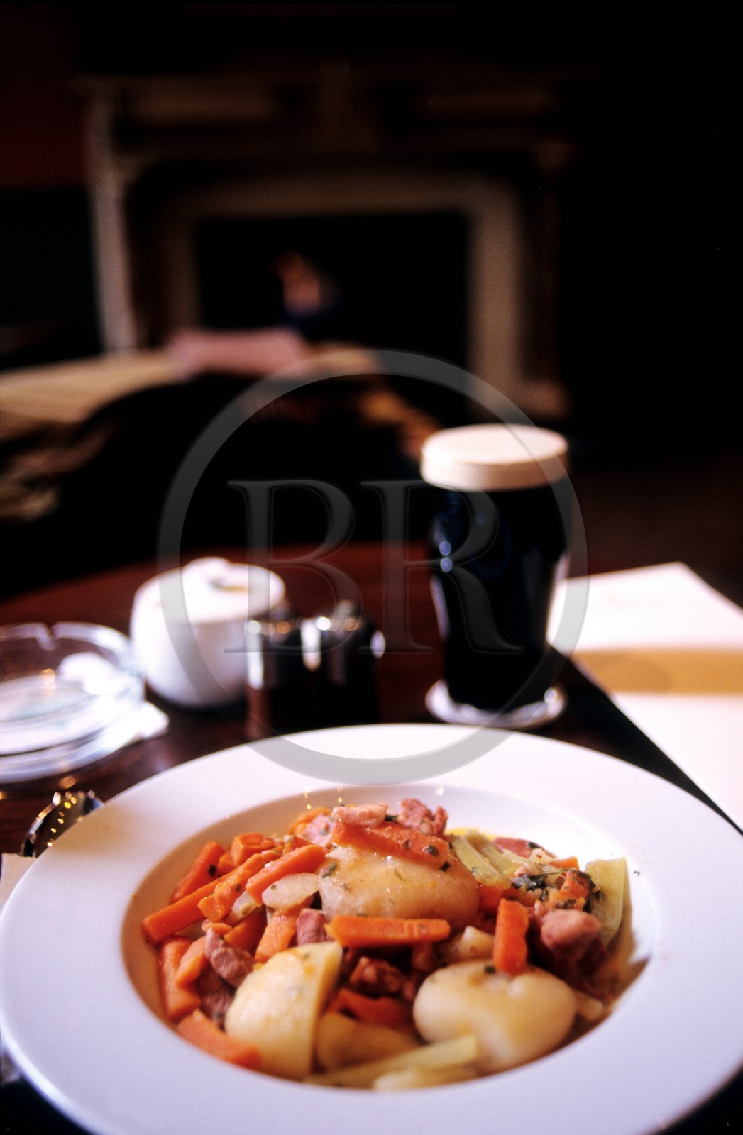 Irlande, comté de Dublin, le traditionnel ragoût irlandais et la non moins traditionnelle Guinness