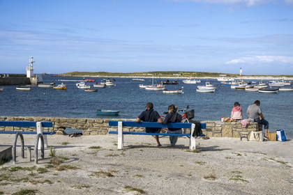 France, Finistère (29), Mer d'Iroise, Ile de Molène, sur la plage du port et l'ilot Lédenez Vraz en arrière plan