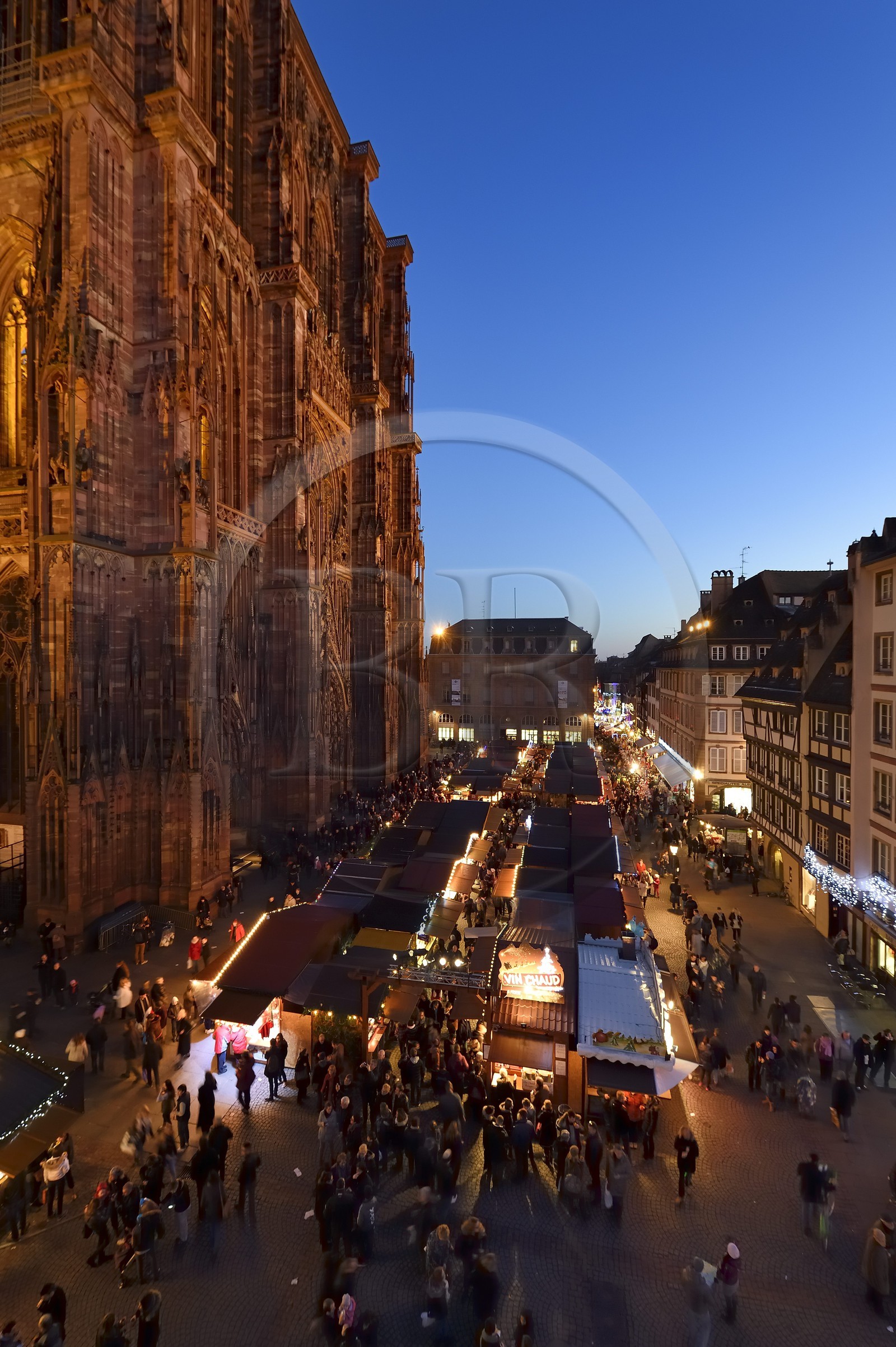 France, Bas-Rhin (67), Strasbourg, centre historique classé Patrimoine Mondial de l'UNESCO, place de la Cathédrale, marché de Noël (Christkindelsmarik) au pied de la Cathédrale Notre Dame