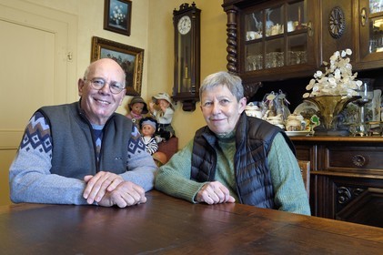 France, Bas-Rhin (67), Schiltigheim, Pierre et Geneviève Zaehringer dans leur maison
