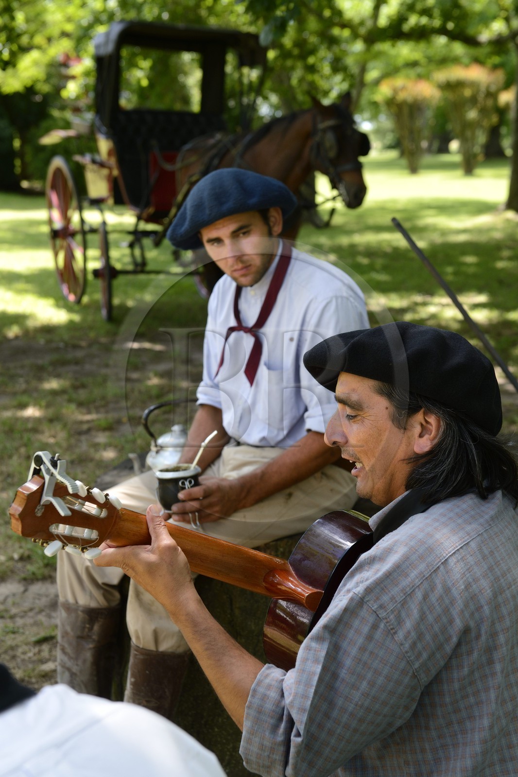 Argentine, province de Buenos Aires, San Antonio de Areco, estancia La Bamba de Areco, gauchos au campement, c'est le temps de la musique et des chants Estilos et Milongas