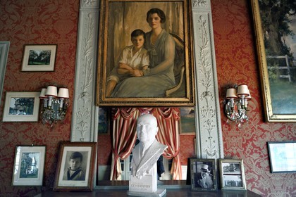France, Calvados, Pays d'Auge, Deauville, Strassburger Villa, bust of Ralph Strassburger on the fireplace in the living room