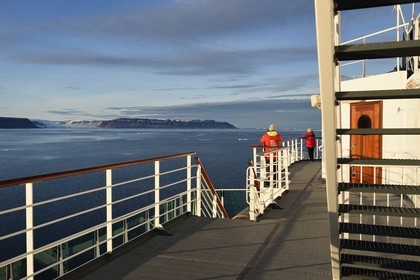 Groenland, cote Nord-Ouest, Smith sound au nord de la baie de Baffin, le bateau de croisière MS Fram de la compagnie Hurtigruten, passager observant la calotte glaciaire à Inglefield Land, un glacier et la banquise fondante