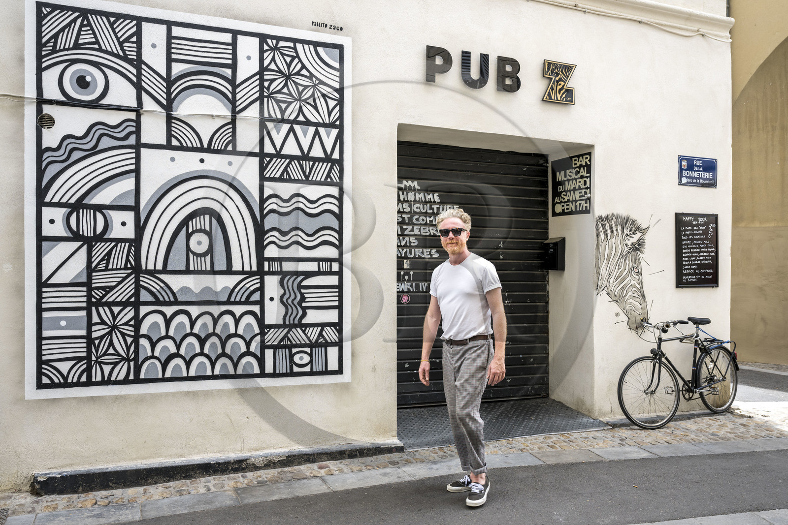 France, Vaucluse (84), Avignon, l'artiste grapheur Pablito Zago devant le Pub Z dont il a réalisé la peinture murale, fondateur de l’association le Cartel et de l’atelier Shed