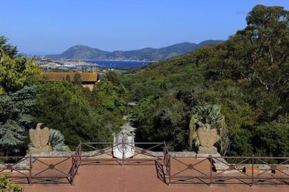 Italie, Toscane, l’Ile d’Elbe, San Martino, la Villa Napoleonica achetée par Napoléon 1er lors de son exile, vue depuis la terrasse sur Portoferraio