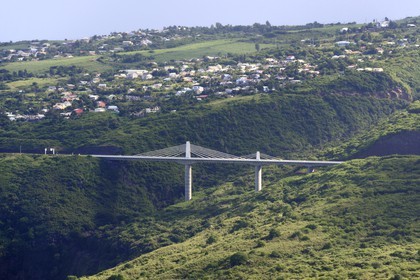 France, île de la Réunion, côte ouest, pont à haubans sur la route des Tamarins enjambant la Ravine Trois Bassins (vue aérienne)