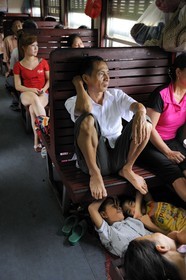 Vietnam, train de jour de Lao Cai à Hanoï, classe assis dur non climatisé, on dort où l'on peut