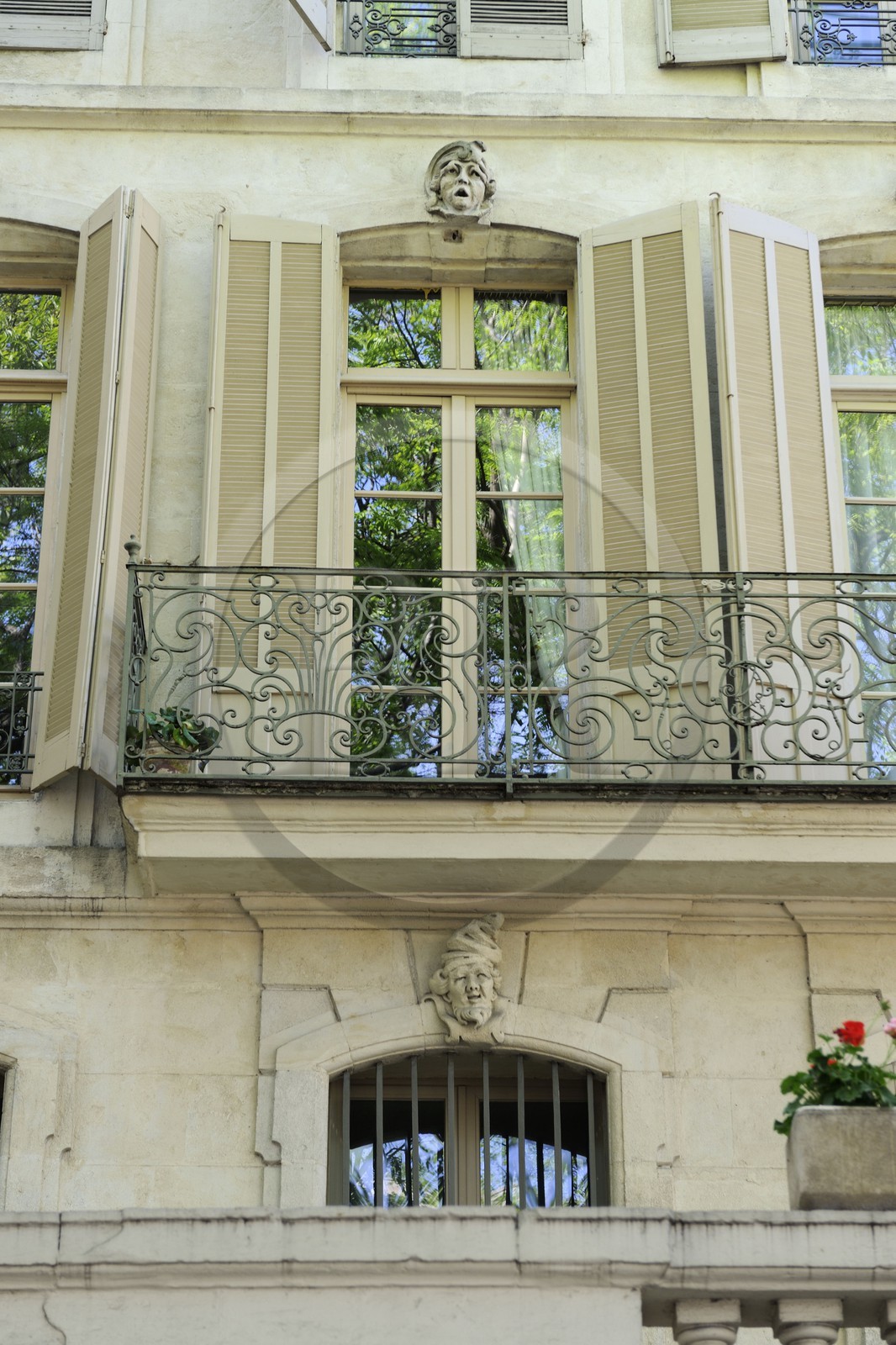 France, Gard (30), Nimes, façade d'immeuble boulevard Gambetta