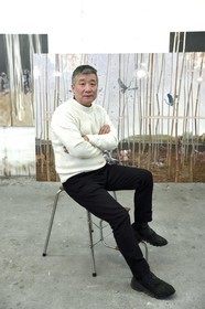 France, l'artiste peintre Xiao Fan Ru dans son atelier des Lilas près de Paris