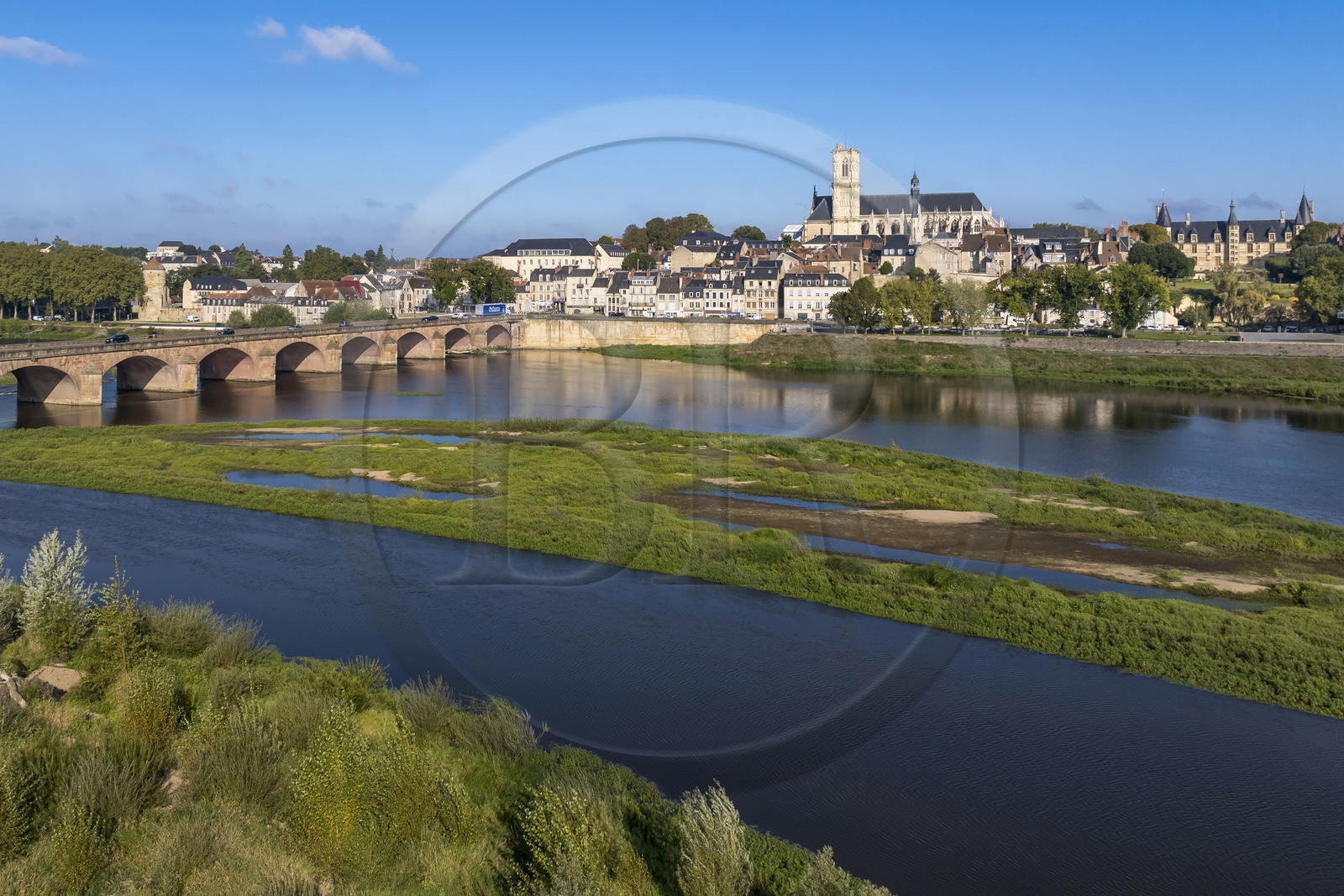 France, Nièvre (58), Nevers, les iles sur la Loire en amont du Pont de la Loire, le quai de Mantoue et la cathédrale Saint-Cyr-et-Sainte-Julitte en arrière plan (vue aérienne)