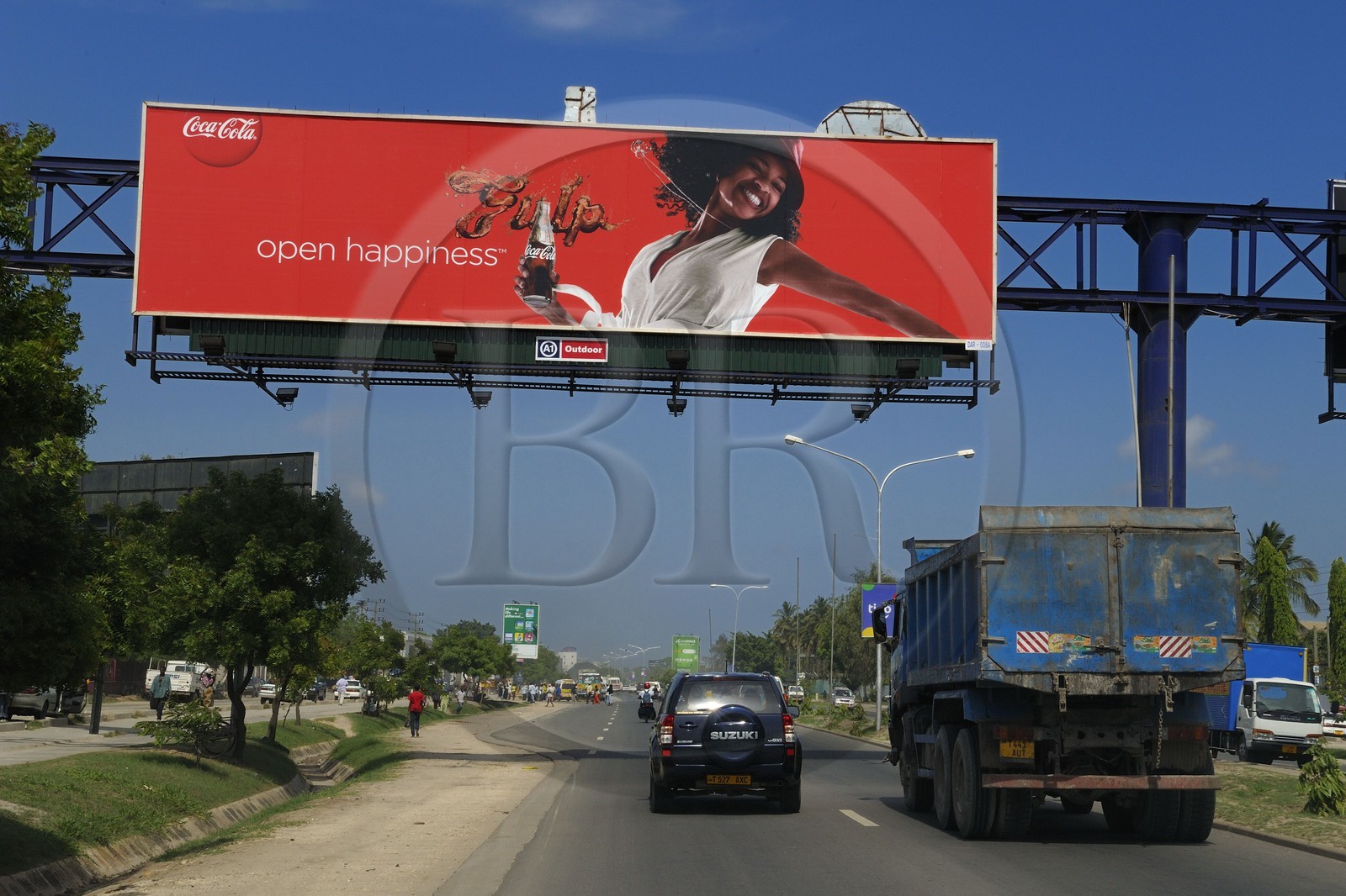 Tanzanie, Dar es-Salaam, affiches publicitaires en périphérie pour coca-cola