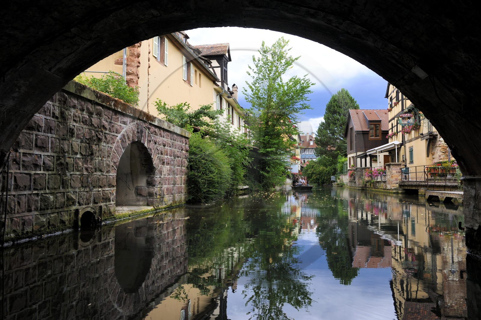France, Haut-Rhin (68), Colmar, la petite Venise, quartier de la Krutenau arrosé par la rivière Lauch, promenade en barque à fond plat