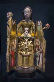 France, Paris (75), Musée de Cluny - Musée national du Moyen-Age, Vierge à l'Enfant ouvrante, Prusse occidentale (Pologne) vers 1400, bois et ivoire, Dieu tient le Christ en Croix