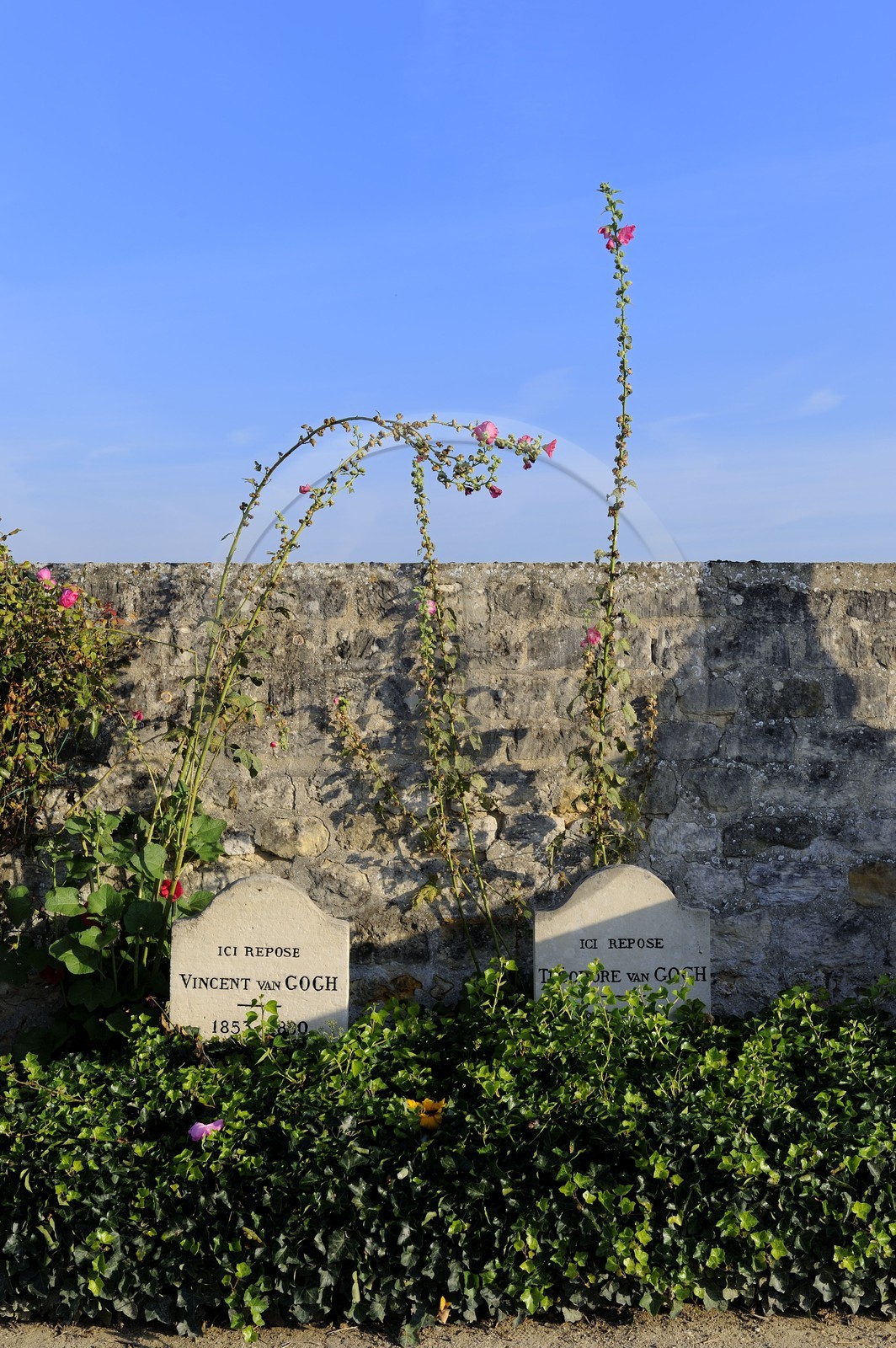 France, Val-d'Oise (95), parc naturel régional du Vexin français, Auvers-sur-Oise, cimetière, les tombes de Vincent et Théodore Van Gogh