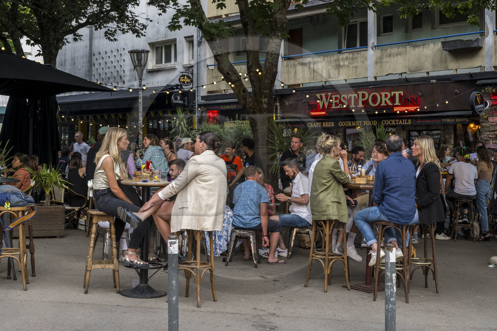 France, Morbihan (56), Lorient, Place Polig Montjarret, lieu de rencontre et de partage aux terrasses de restaurants et bars