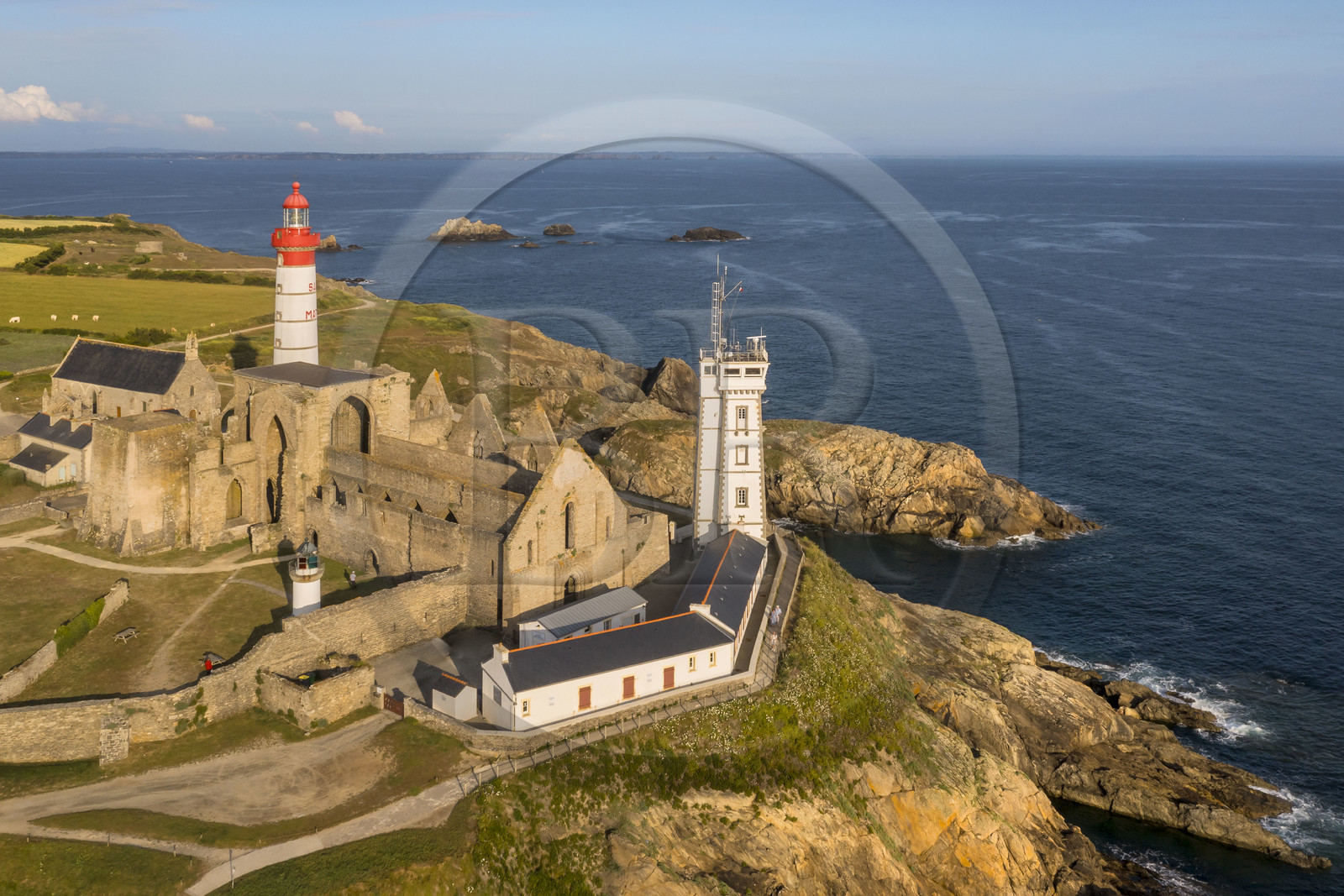 France, Finistère (29), Plougonvelin, la Pointe de Saint-Mathieu, départ du Chemin de Saint-Jacques de Compostelle, le Phare de Saint-Mathieu construit en 1835, l'abbaye Saint-Mathieu de Fine-Terre et le sémaphore de 1906 (vue aérienne)