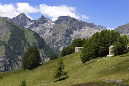 France, Alpes-Maritimes (06), vallée de la Roya, région de Tende à la baisse (col) de Peyrefique (2028 m) et surplombant la vallée de la Casterine, la vallée de Valmasque en arrière plan, bunkers faisant partie d'une ligne fortifiée de la frontière italienne construite sous Mussolini