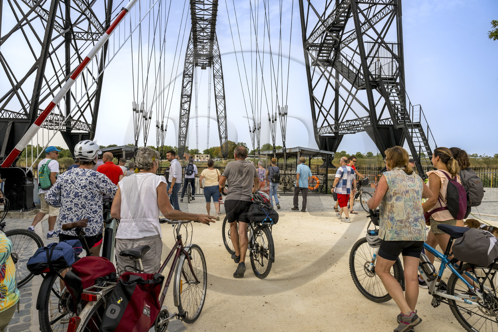 France, Charente-Maritime (17),  Rochefort, le pont transbordeur de Rochefort (ou Martrou) construit par Ferdinand Arnodin en 1900, cycliste faisant la véloroute à bord de la nacelle en translation au dessus du fleuve Charente