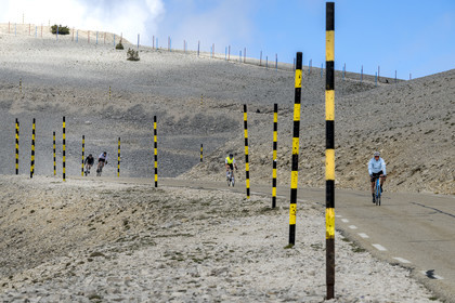 France, Vaucluse (84), Parc Naturel Régional du Mont Ventoux, Bedoin, ascension à vélo du Mont Ventoux par la route D974 sur le versant sud vers le sommet