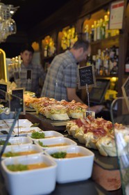 Espagne, Pays basque espagnol, Biscaye, Bilbao, Casco Viejo (vieille ville), Bar-restaurant de la plaza Nueva, pintxos (tapas)